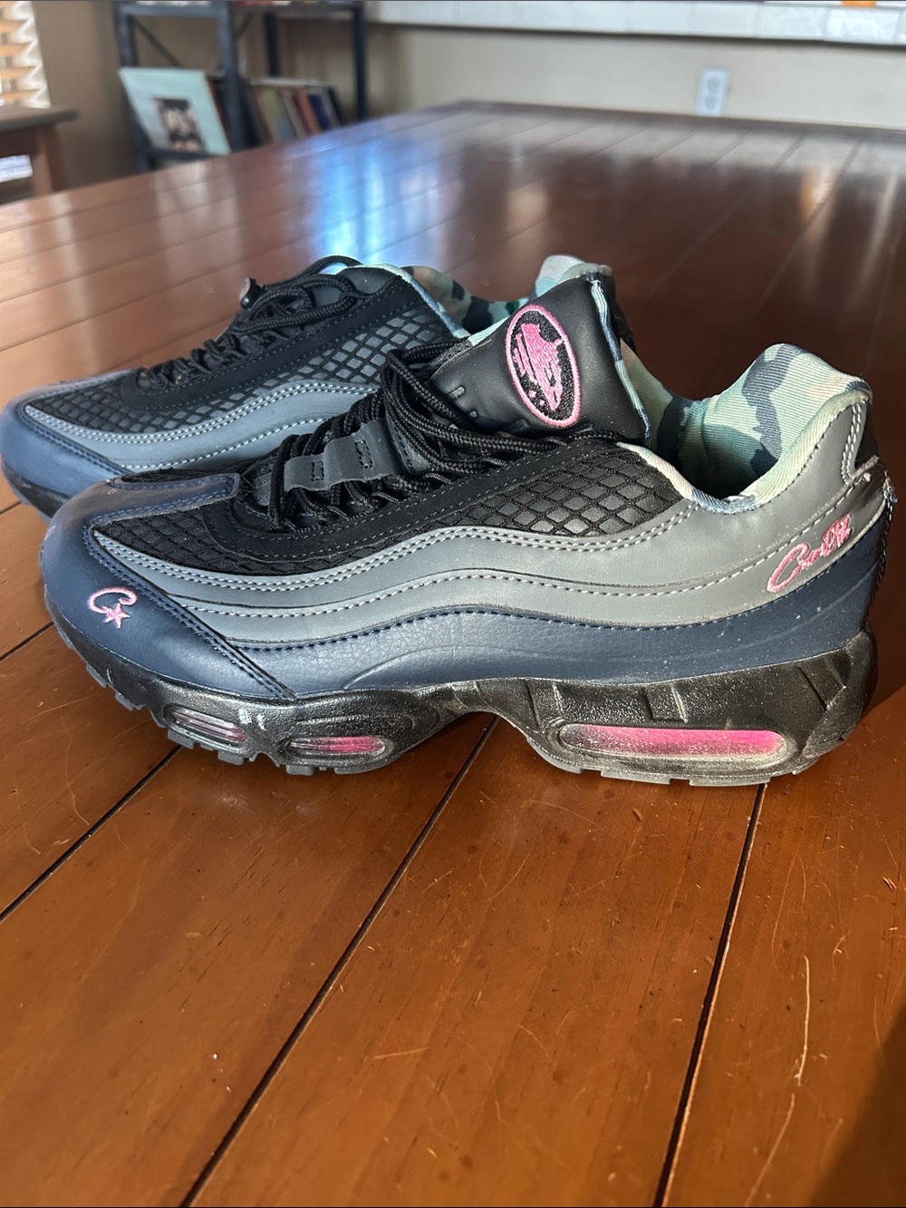 Men’s Black & Gray Athletic Sneakers w/ Pink Accents Size 8.5